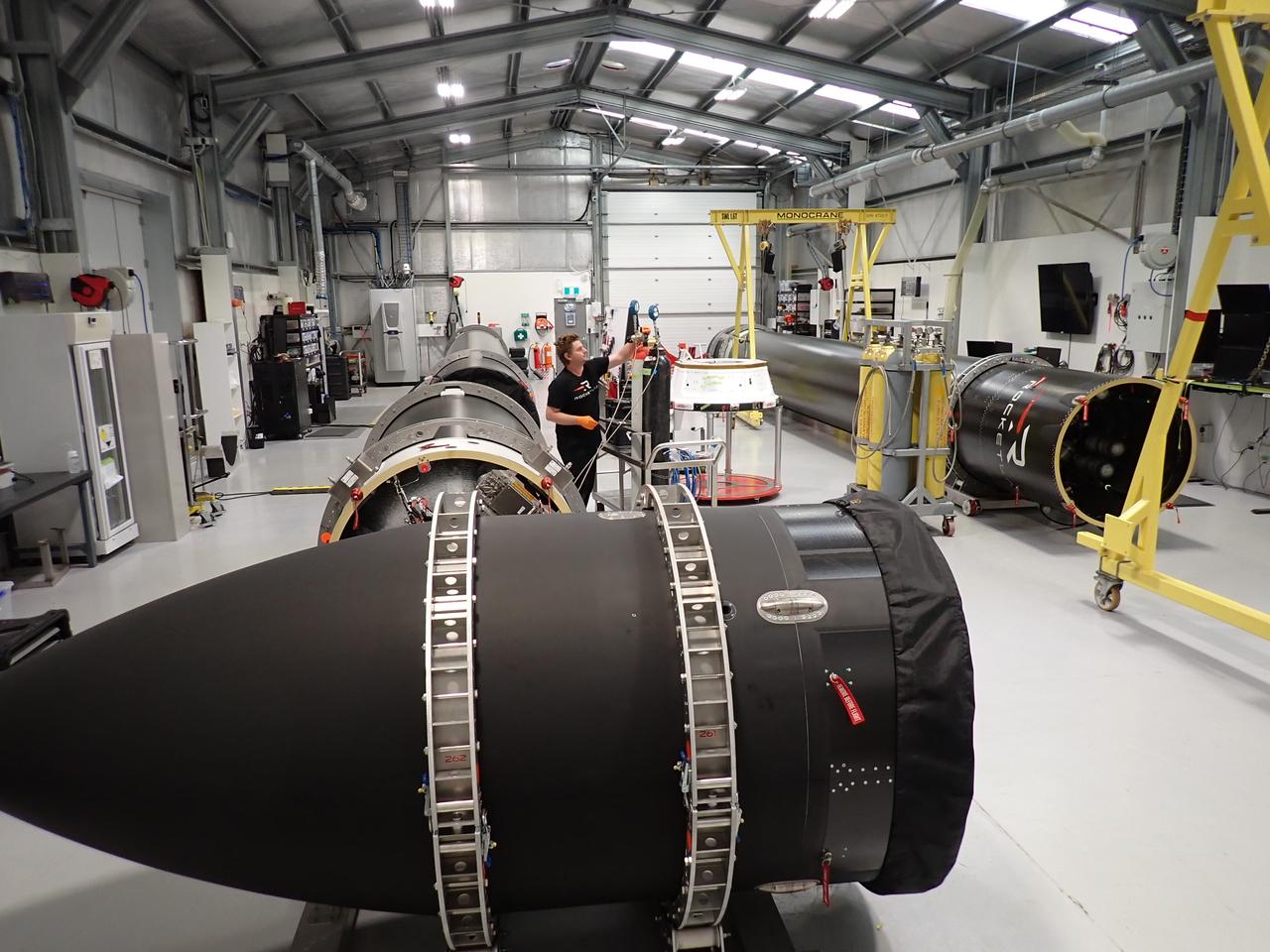 SpaceX erreicht Orbit mit Starship – Rocket Lab sichert Großauftrag